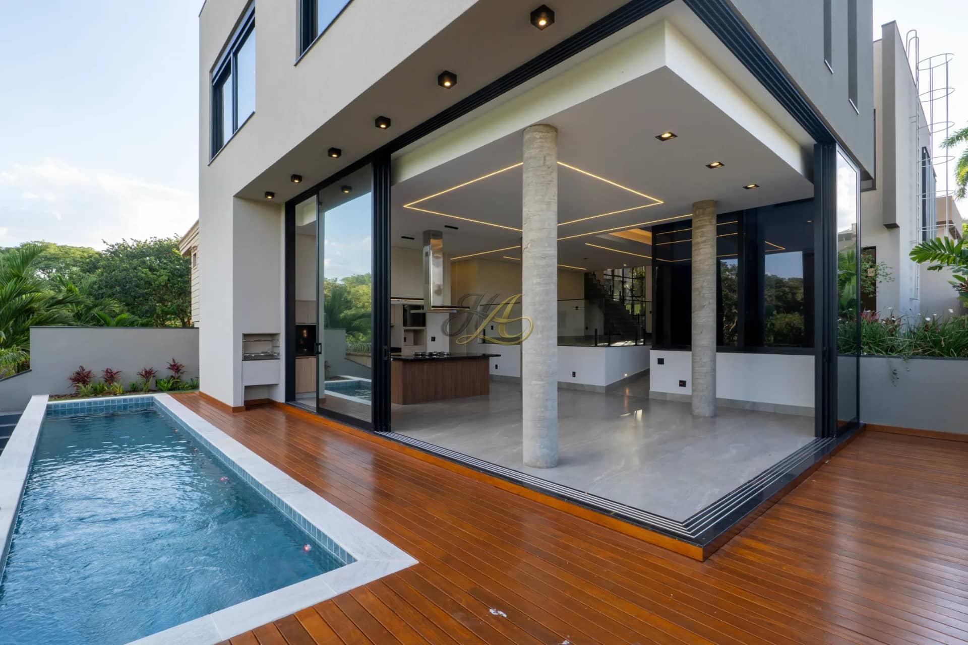 Sobrado de 407 m² com 4 suítes, elevador e piscina à venda em condomínio | Alphaville