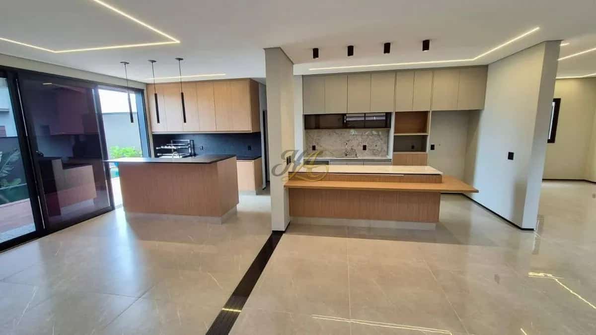 Sobrado de 320 m² com 4 suítes, piscina com borda infinita e automação à venda em condomínio | Vila do Golfe
