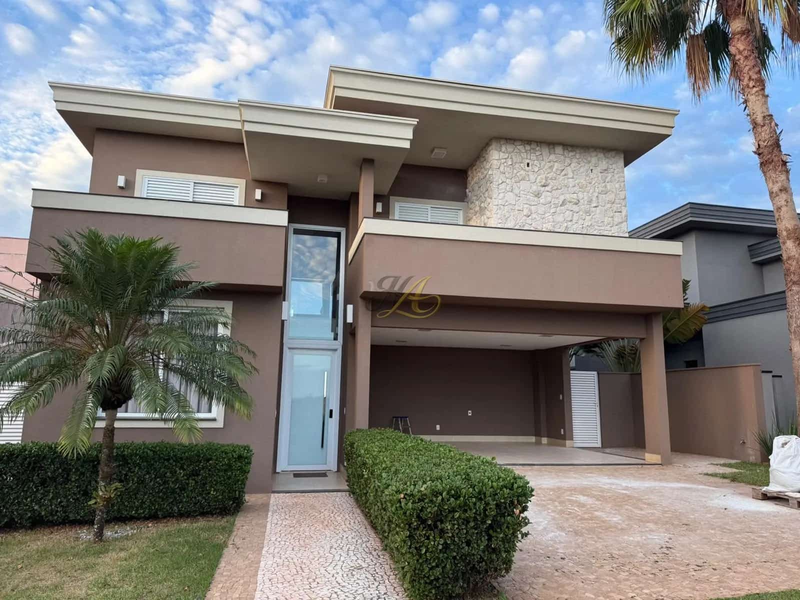 Sobrado de 297 m² com 4 suítes, piscina aquecida e sauna à venda em condomínio | Alphaville